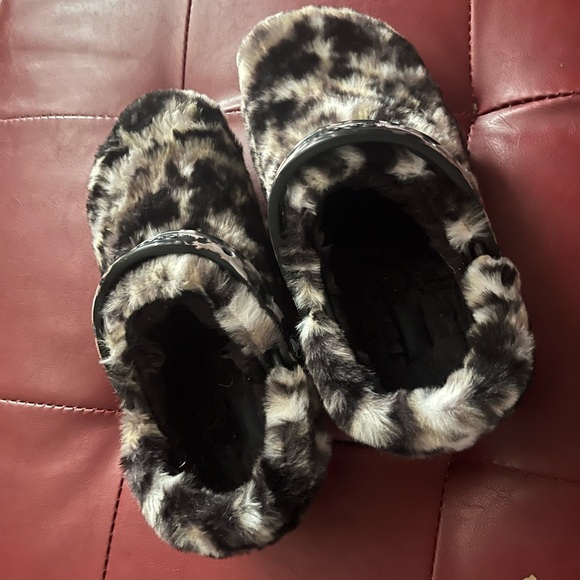 FauxFur Crocs🖤Size 8🖤 - Picture 14 of 16